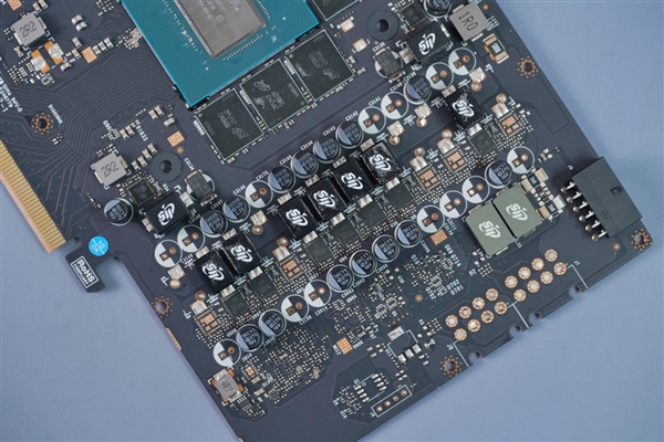 純白陶瓷設(shè)計耳目一新！銘瑄RTX 4080璦珈圖賞