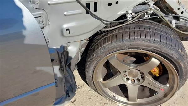 不愧是神車！車禍后嚴重受損的日產(chǎn)GT-R拍出百萬元高價