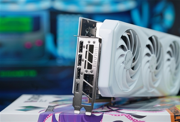 純白陶瓷設(shè)計耳目一新！銘瑄RTX 4080璦珈圖賞