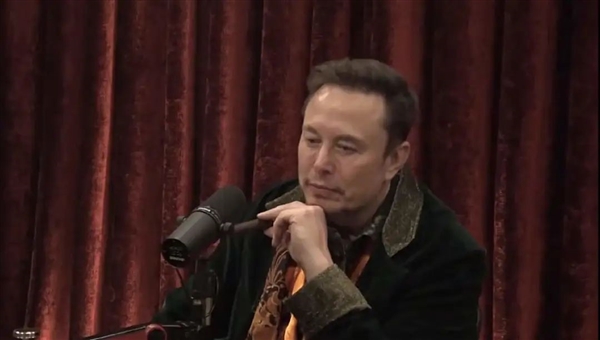 抽雪茄，喝烈酒！馬斯克最新采訪整活兒：還拿復合弓暴測皮卡