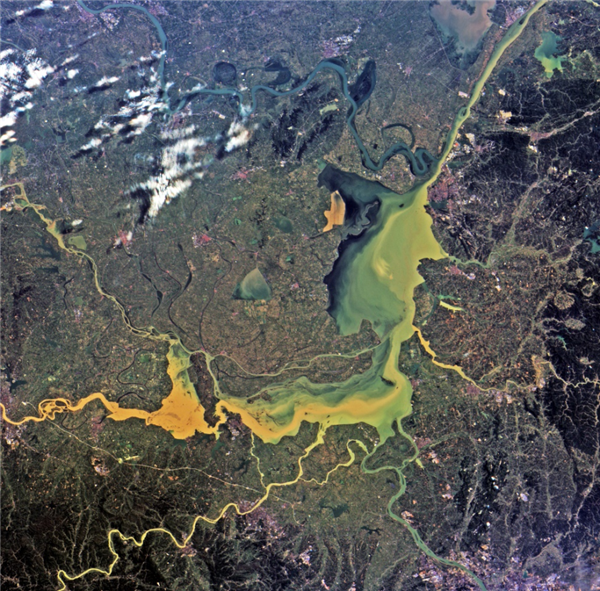 世界第二！中國(guó)在軌衛(wèi)星超900顆 北斗日均使用6000多億次