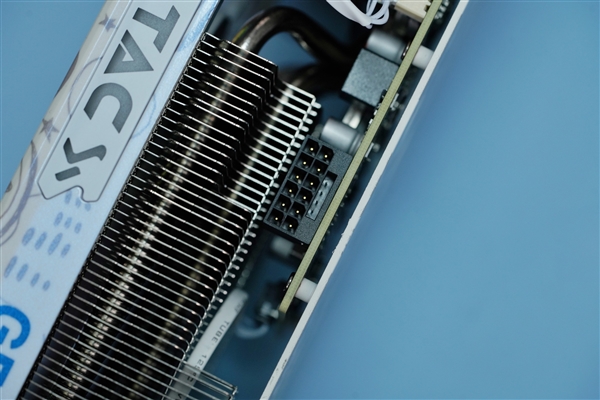 夢幻斑斕！索泰RTX 4070 SUPER X-GAMING OC歐泊白圖賞