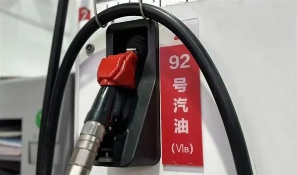 加了國六B汽油 排氣管噴水？網(wǎng)友犀利吐槽：我加了拉肚子