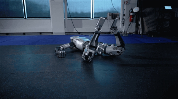 波士頓動(dòng)力人形機(jī)器人大秀俯臥撐：一口氣8個(gè)、非常標(biāo)準(zhǔn)！