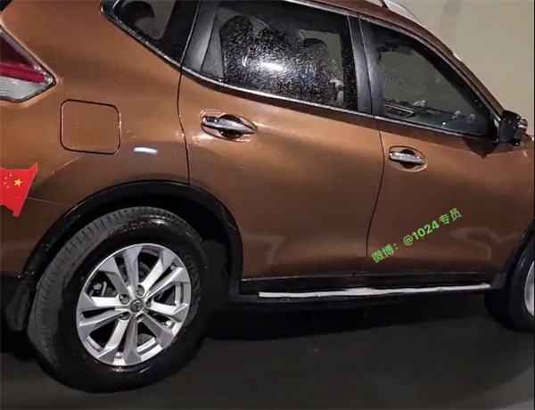 沒(méi)松腳剎 女子駕駛?cè)债a(chǎn)奇駿隧道內(nèi)狂飆：后輪鎖死不轉(zhuǎn)干磨