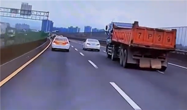 為何高速路上不要和大貨車長時間并行 記錄儀實(shí)拍：危險重重