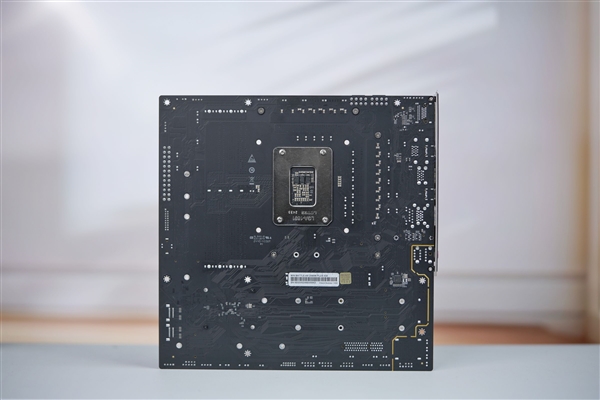 1099元就有5個(gè)M.2接口！七彩虹戰(zhàn)斧Z890M-PLUS V20主板圖賞