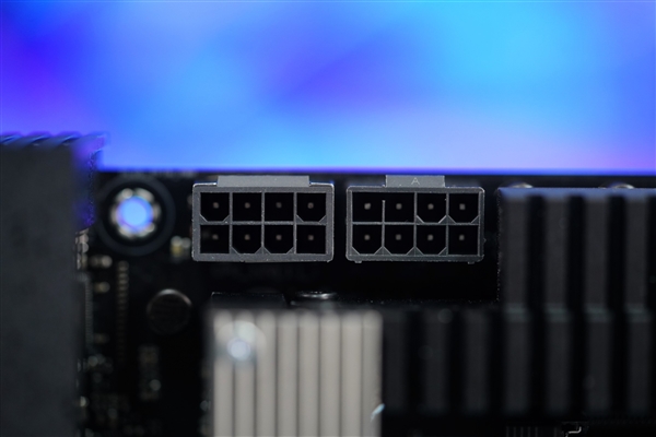 36相極致供電！華碩Pro WS TRX50-SAGE WIFI主板圖賞