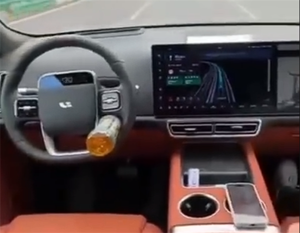 理想汽車無人駕駛副駕駛坐著孩子 客服回應：堅決杜絕該操作