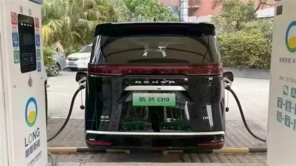 為了充上電 美國(guó)人玩起了“車體蜈蚣”