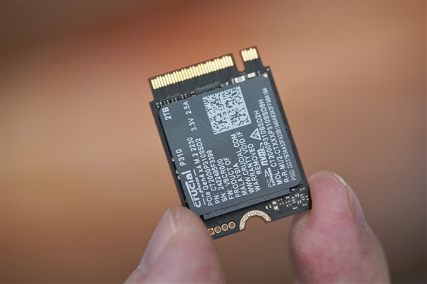 狂飆7100 MB/s！美光P310 SSD圖賞：僅SD卡大小