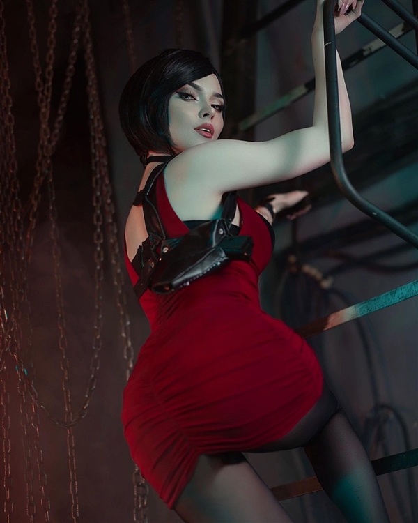 俄羅斯美女Cos《巫師3》特莉絲：性感美艷 服裝還原