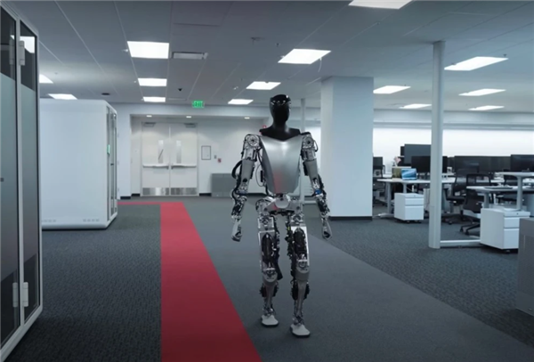 “擎天柱”來了！特斯拉人形機(jī)器人正式亮相門店：售價(jià)2萬美元 買嗎？