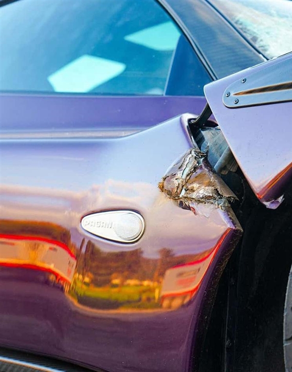 曾為漢密爾頓座駕 天價超跑帕加尼被撞毀：全世界僅剩4臺了