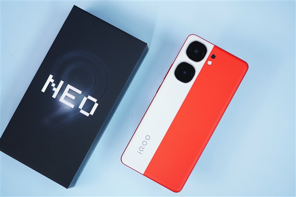 紅白撞色太吸睛！iQOO Neo9紅白魂圖賞