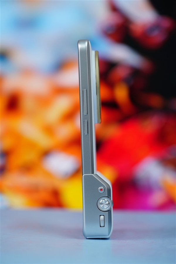 小米2024開(kāi)年最強(qiáng)旗艦！小米14 Ultra龍晶藍(lán)影像套裝圖賞