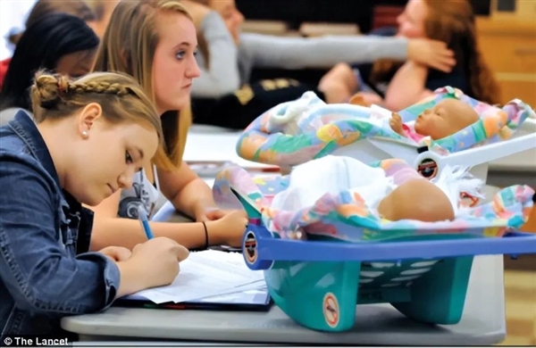 為防早孕 美國高中讓學(xué)生照顧假娃娃：結(jié)果哭笑不得