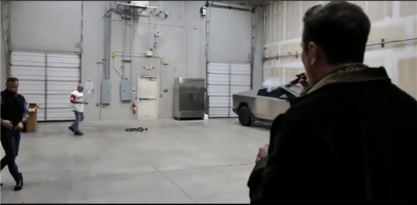 抽雪茄，喝烈酒！馬斯克最新采訪整活兒：還拿復合弓暴測皮卡