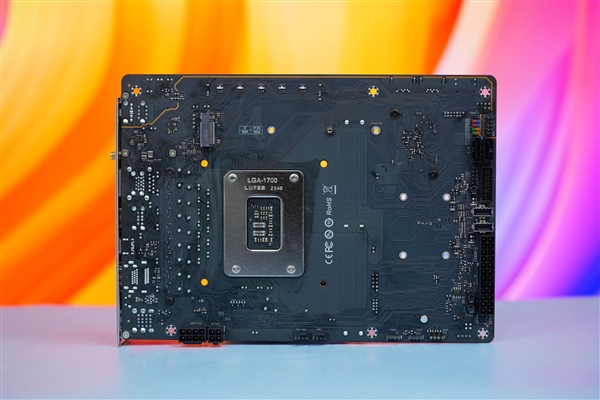 正面沒有一根線！銘瑄H770YTX D5 WIFI主板圖賞