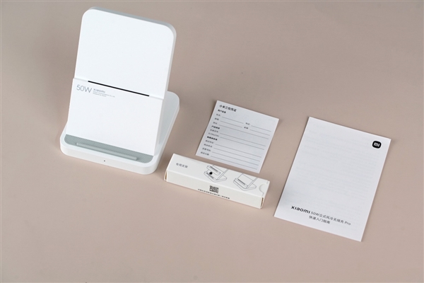 小米13 Pro絕配！小米50W立式風冷無線充Pro圖賞