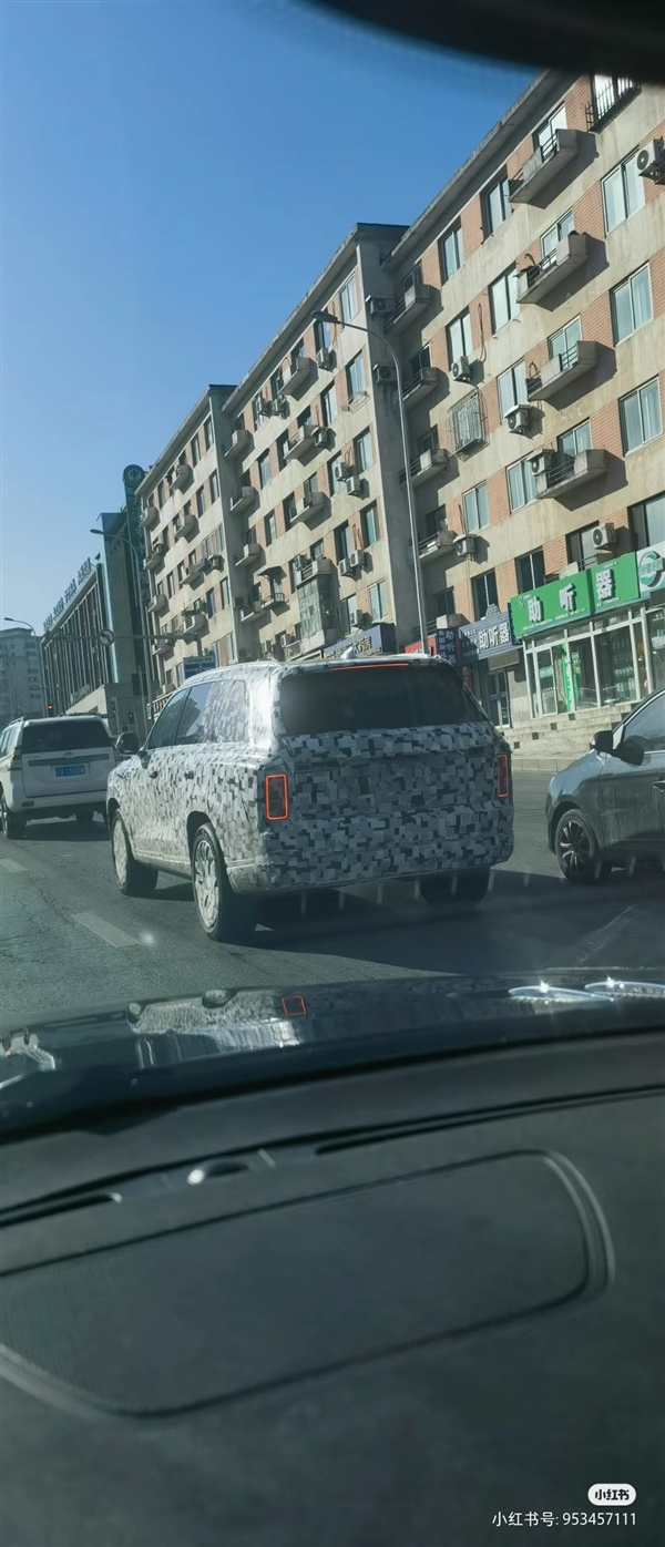 國產(chǎn)“庫里南”！坦克800路試：尺寸龐大壓迫感極強(qiáng)