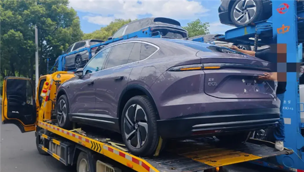 特斯拉Model Y的勁敵來了 溜背造型+電動(dòng)尾翼 全新蔚來EC6實(shí)車曝光 