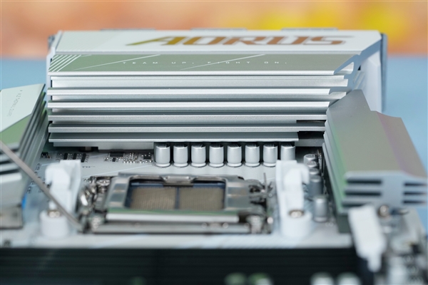 高顏值小白板！技嘉冰雕B650E AORUS ELITE X AX ICE主板圖賞