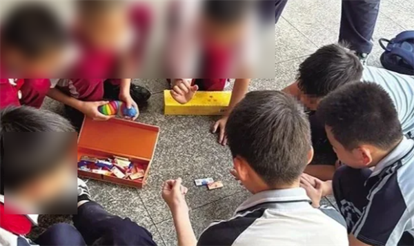 小學生沉迷廢煙盒超過奧特曼 一線教師怎么看