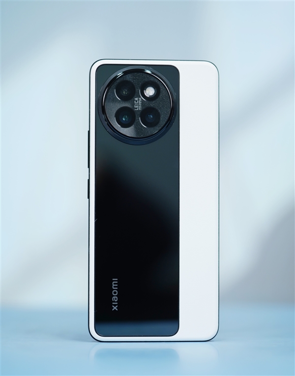 黑白經(jīng)典撞色！小米Civi4 Pro黑與白版圖賞