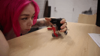 網(wǎng)紅妹子斷指后給自己換了根機械手指：太炫酷了！