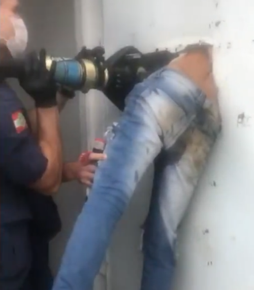 最抽象的越獄！巴西一小哥鉆洞逃跑被卡?。邯z警救了三小時