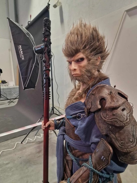 粉絲自制《黑神話》超用心COS服：頭發(fā)是一根根粘的