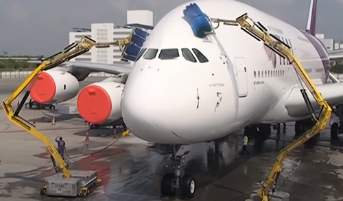 乘客腹瀉拉了一飛機導(dǎo)致緊急返航 300多人聞了一路