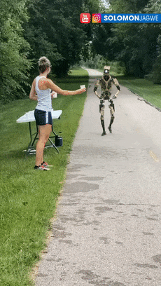 AI機(jī)器人和人類互扇耳光：你猜最后誰能贏