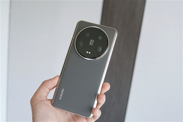 小米15系列來(lái)了！Pro版用上鈦金屬+衛(wèi)星通信 10月發(fā)布