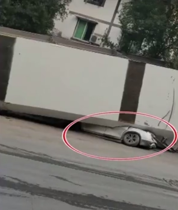 半掛車數(shù)十噸鋼箱梁脫落砸扁寶馬 車主：可以換新車了