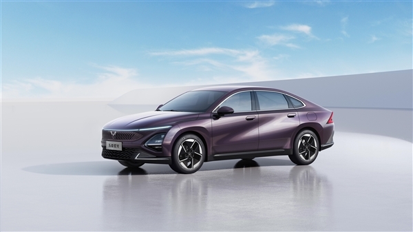 目標(biāo)直指比亞迪！五菱首款中型插電混動(dòng)家轎發(fā)布：僅9.38萬起