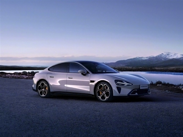 王化回應(yīng)小米汽車SU7開啟預(yù)定海報(bào)：每日一圖的節(jié)奏大可不必！