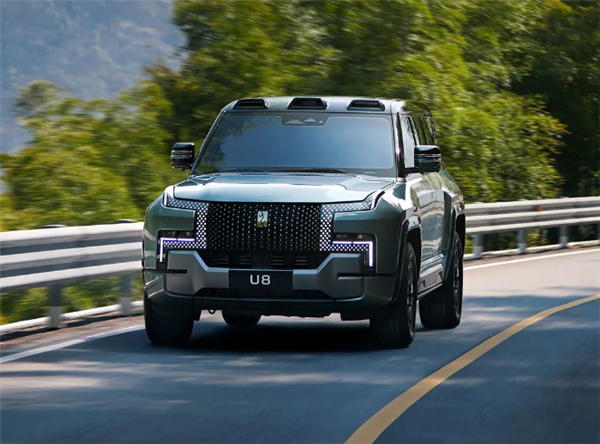 試駕比亞迪仰望U8后徹底折服 加州州長(zhǎng)翹起大拇指：想買兩輛