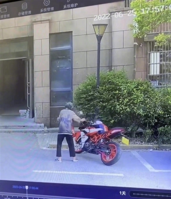 老太太故意推倒摩托車后死亡 車主被網(wǎng)暴：法院判了