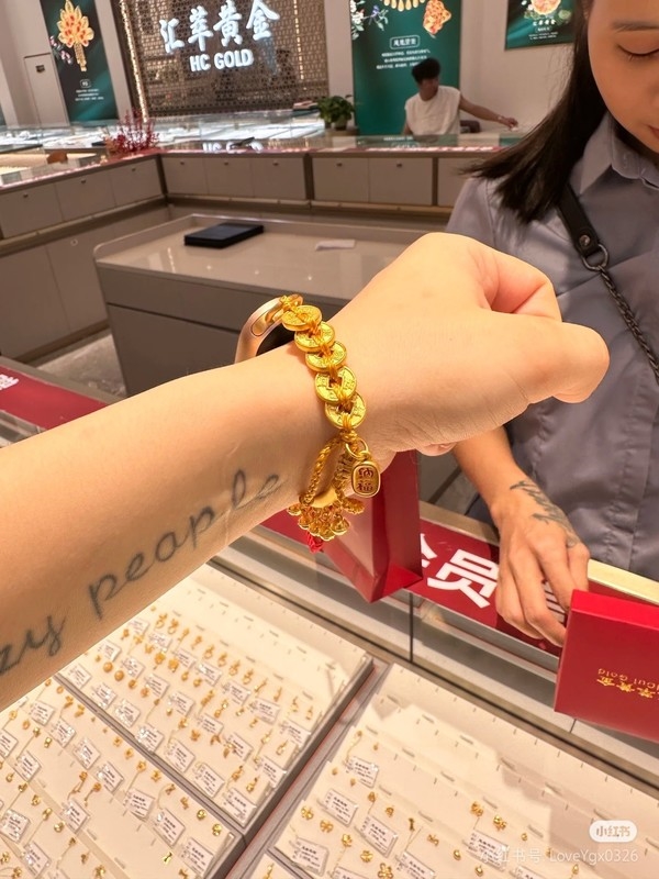 用戶給小米手環(huán)定制黃金腕帶 網(wǎng)友酸了