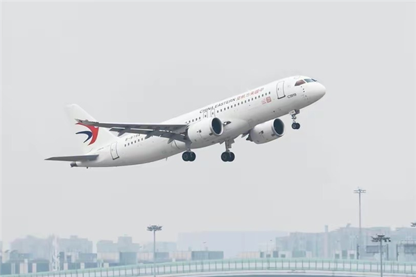 國(guó)產(chǎn)大飛機(jī)C919、ARJ21今日首次落地香港：被水門(mén)禮迎接