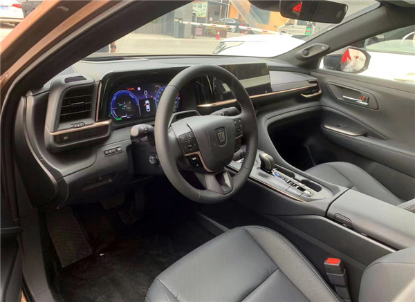 自信比肩BBA 進(jìn)口豐田皇冠國內(nèi)售價(jià)公布：36.90萬起