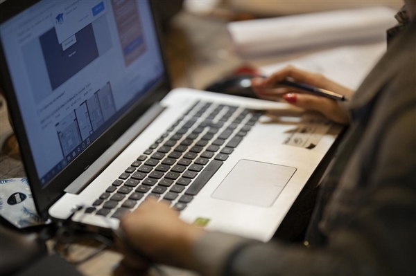 法國(guó)試行濃縮工時(shí)版4天工作制:4天做完5天工作 多1天假(圖1) 法國(guó)試行濃縮工時(shí)版4天工作制:4天做完5天工作 多1天假