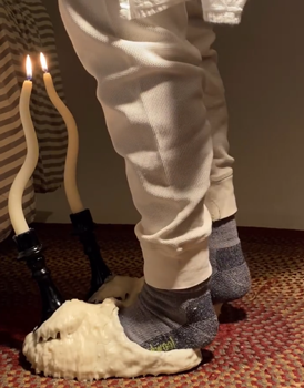 異地也能擁抱！老哥用胸毛給女友做枕頭：逆天發(fā)明遠不止此