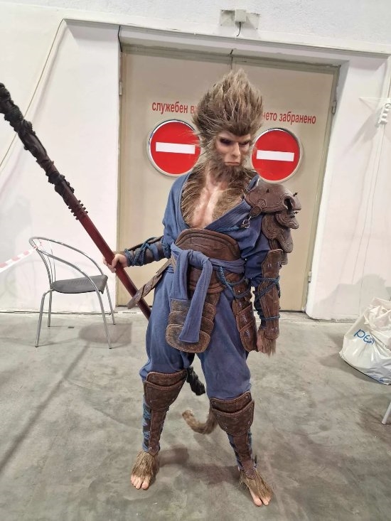 粉絲自制《黑神話》超用心COS服：頭發(fā)是一根根粘的