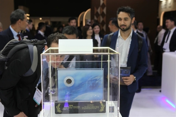 嫦娥六號(hào)月背土壤樣品首次亮相國(guó)內(nèi)：重約75毫克 價(jià)值不可估量