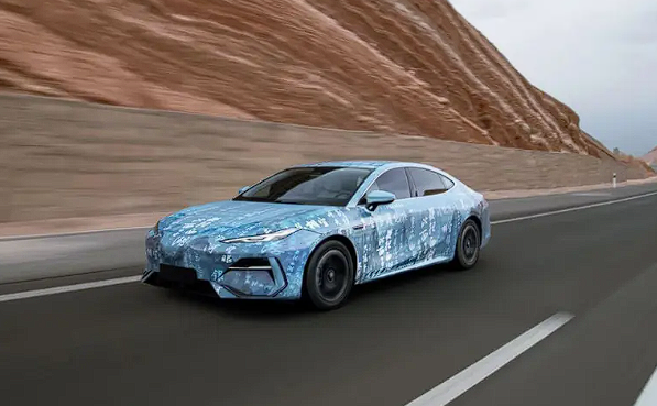 凱美瑞、雅閣再迎強敵！吉利銀河E8路試諜照曝光：大溜背真帥