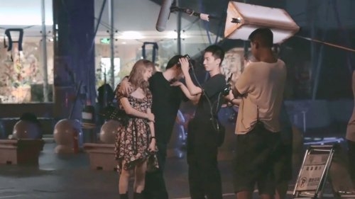 《完蛋！我被美女包圍了！》花絮：鄭梓妍等近身實(shí)拍方式揭秘