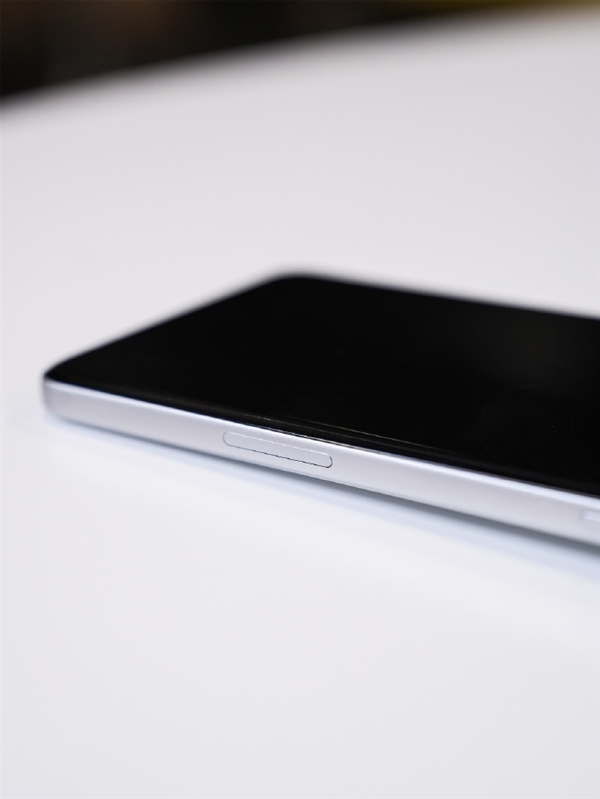 OPPO Find X8系列官圖發(fā)布：超窄邊直屏、物理四等邊